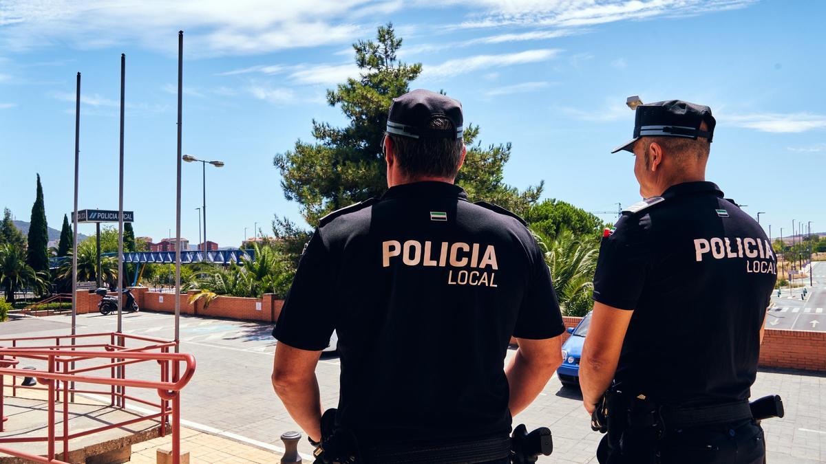 Policías locales en la jefatura de Cáceres.