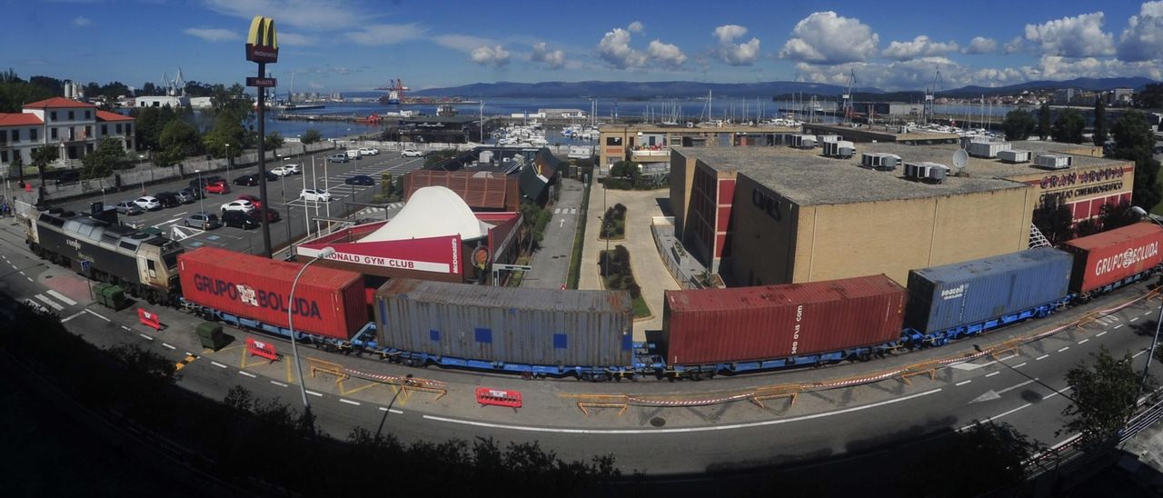 El tren y el puerto de Vilagarcía.