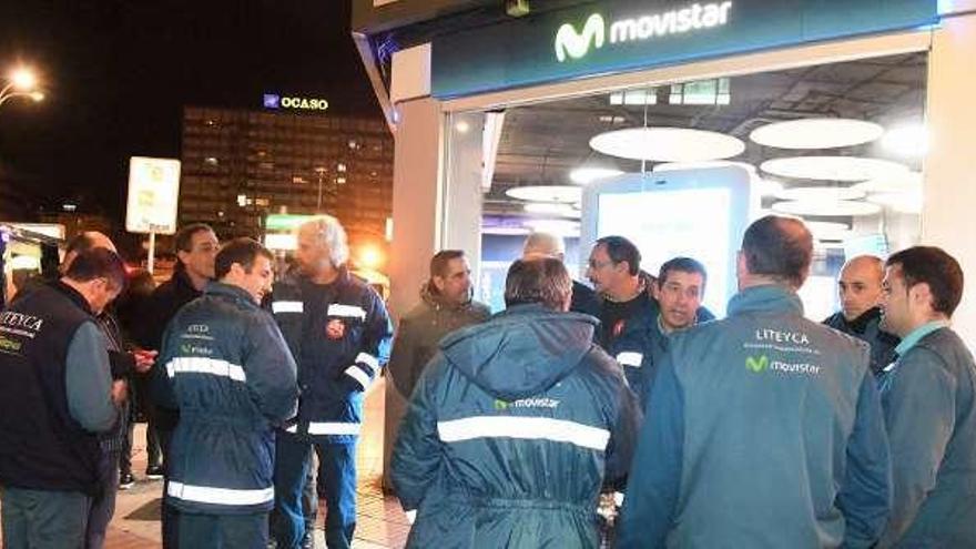 Protesta de trabajadores de Liteyca, ayer, en A Coruña.