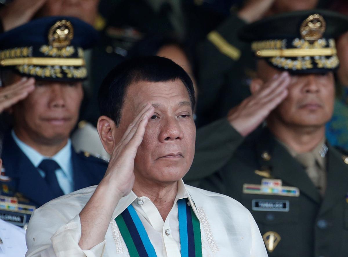 Philippine President Rodrigo Duterte salutes with other military officers during a anniversary celebration of the Armed Forces at a military camp in Quezon city, Metro Manila December 21, 2016. Picture taken December 21, 2016.   To match Special Report PHILIPPINES-DAVAO/MODEL    REUTERS/Erik De Castro