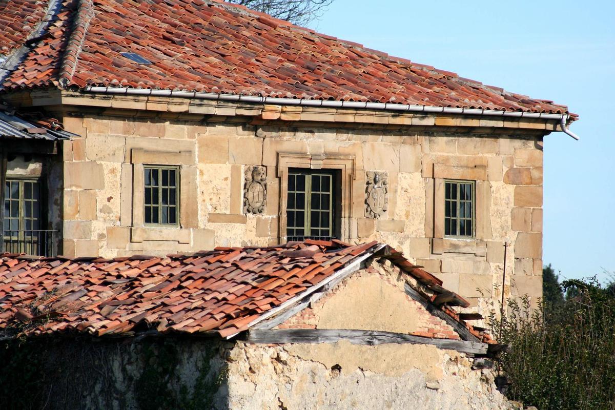 Fachada principal de la Casa de los Rodríguez de Pruvia, con sus escudos.