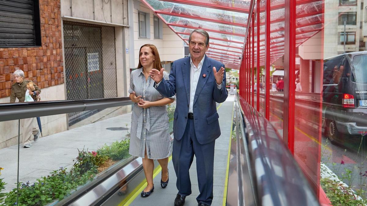 El alcalde, en las rampas mecánicas de Pintor Colmeiro.