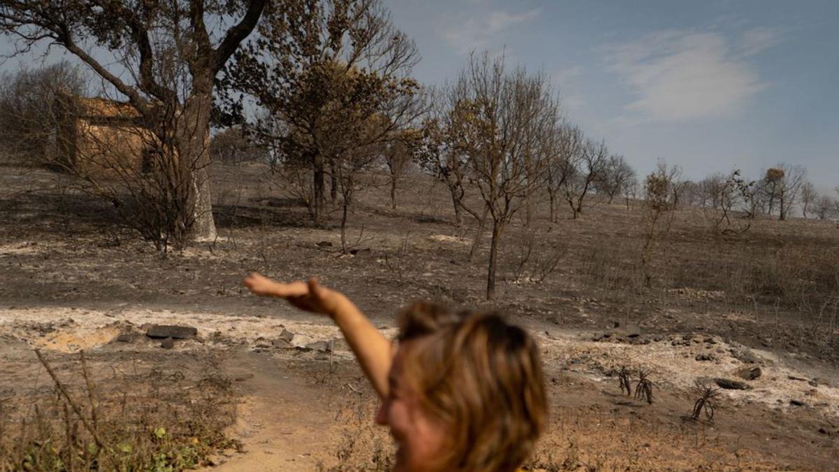 Inés Clemente muestra una zona quemada