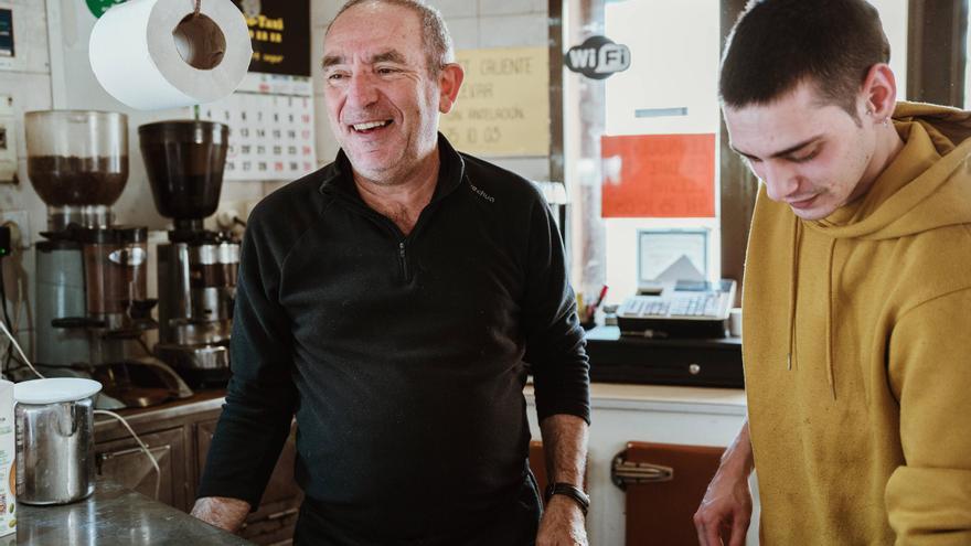 Miquel Maimó, amo del bar Vista Alegre en Palma: “Antes no se cerraba hasta las 2 de la mañana, venían taxistas, toreros, payeses... Ahora todo el mundo tiene prisa”