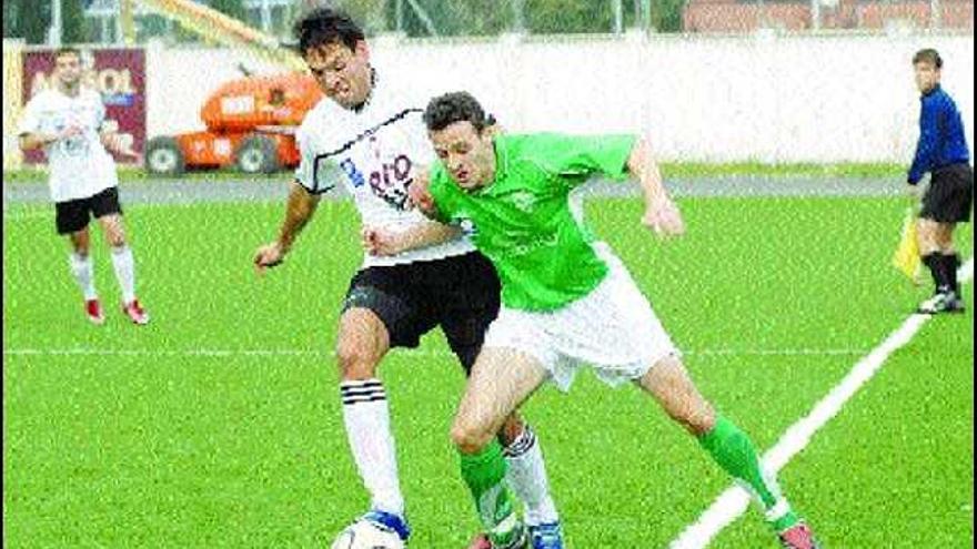 El caudalista Hernán disputa un balón con Carlos Pajín.