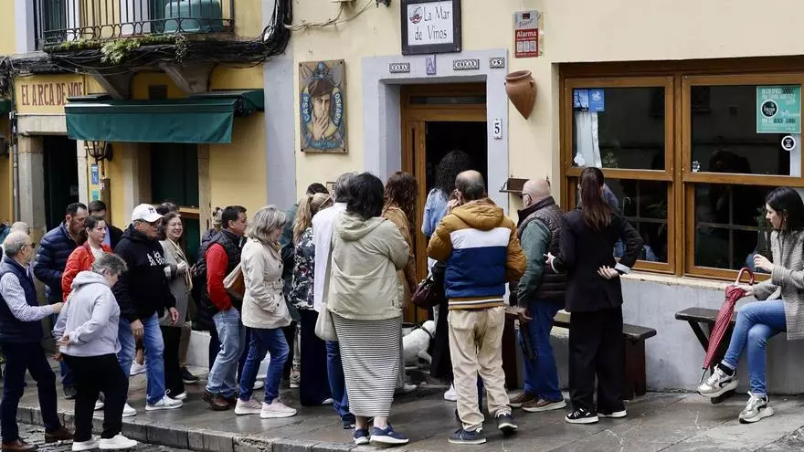 Colas y mucha nostalgia en el último día de "Casa Oscarín": el emblemático bar gijonés cierra sus puertas tras dos décadas