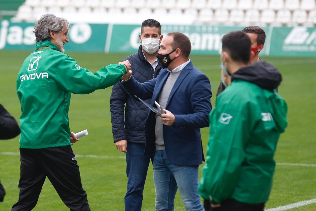 Mora Gordillo saluda en El Arcángel a Pablo Alfaro, entonces entrenador del Córdoba CF, en diciembre del 2020.