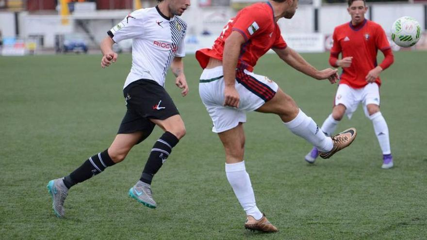 Colo presiona a un jugador de Osasuna B.