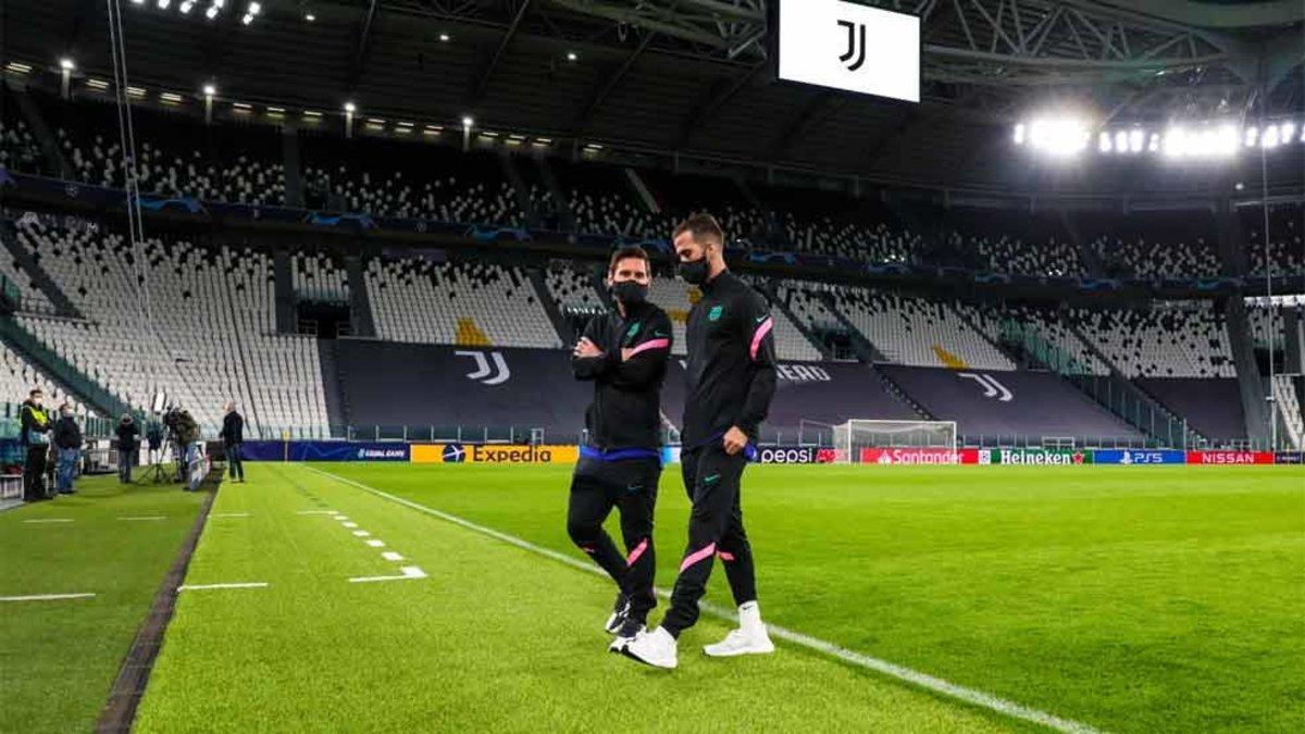 Miralem Pjanic, junto a Leo Messi sobre el césped del Juventus Stadium
