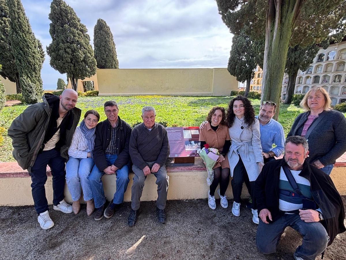 Fotografia de la família de Pere Guilera Xaus al voltant de la fossa on es troba enterrat.