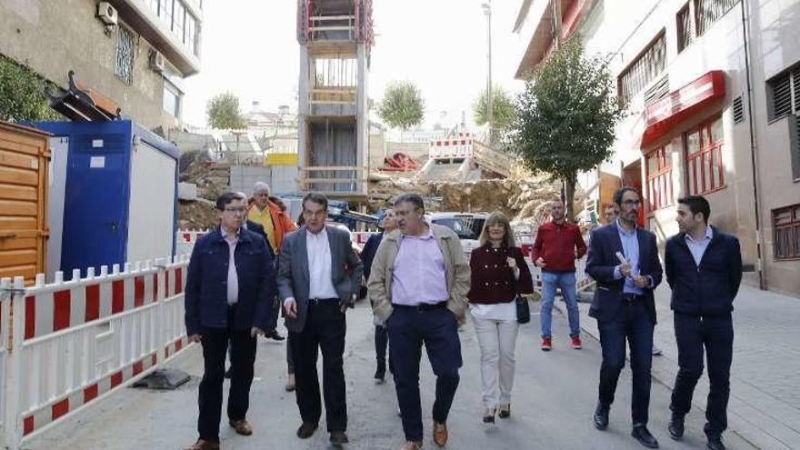 El alcalde y varios concejales, ayer, visitan las obras del ascensor de San Salvador. // Alba Villar