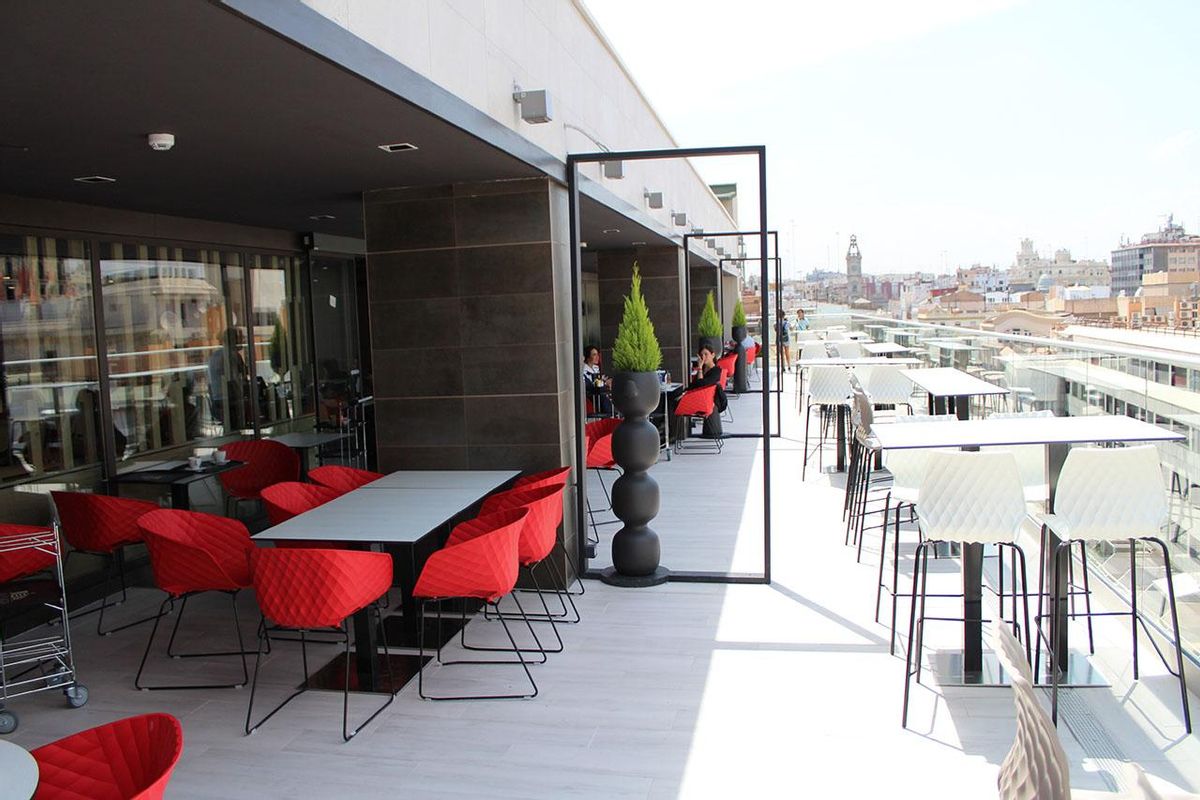 La terraza rooftop de Gastro Mercat en El Corte Inglés de la Calle Colón.