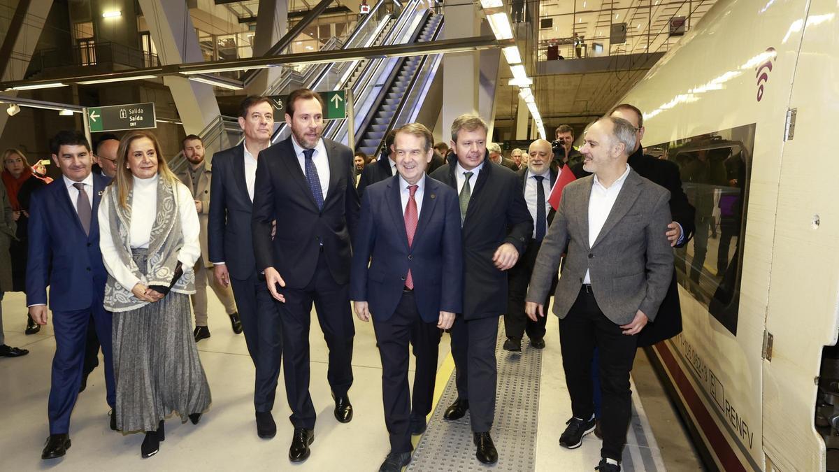 Abel Caballero, con Óscar Puente en la llegada de los nuevos trenes Avril a Vigo