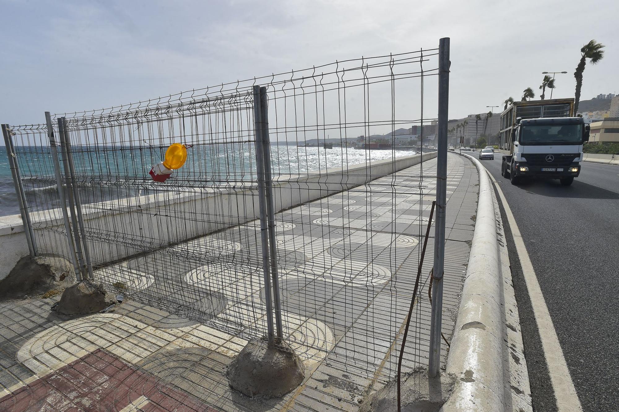 Paseo marítimo cortado al tránsito de personas, a la altura del Hospital Insular