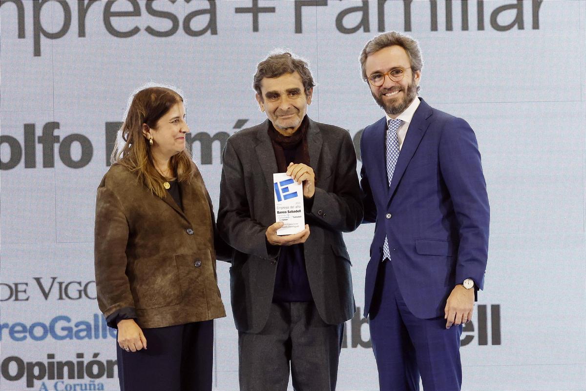 Adolfo Domínguez,  galardonado como mejor empresa familiar,  con Aitor Moll, consejero  delegado de Prensa Ibérica y Sonia Deben, directora  de Cesuga.