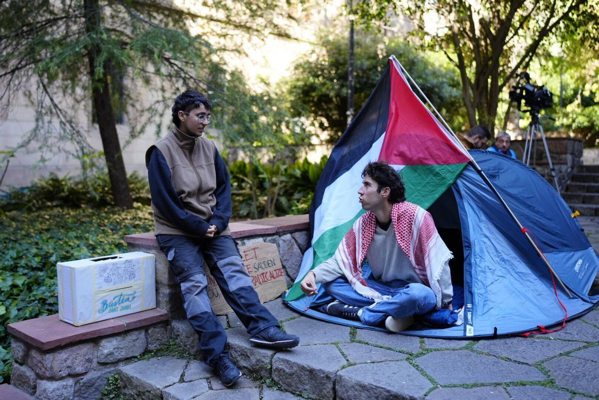 Acampada en apoyo a Palestina en la UB del Raval