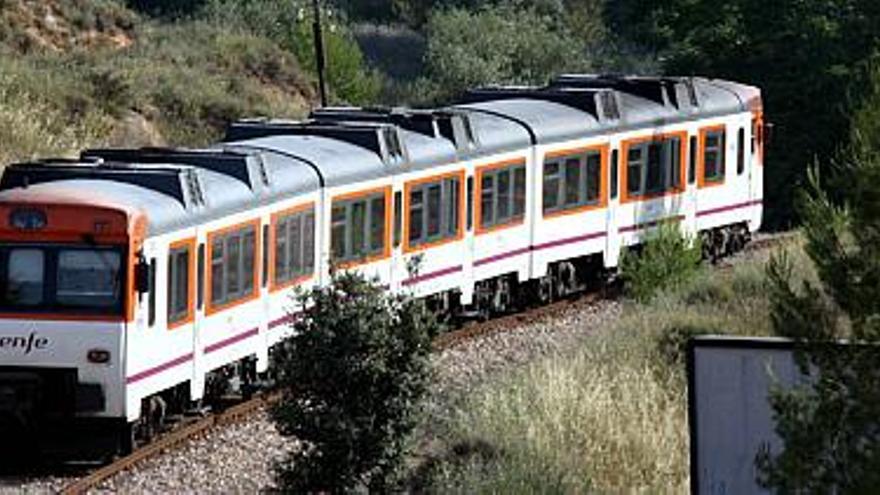 El automotor Alcoy-Xàtiva-Valencia, a la salida de esta ciudad, durante uno de los trayectos efectuados durante el presente mes de julio.