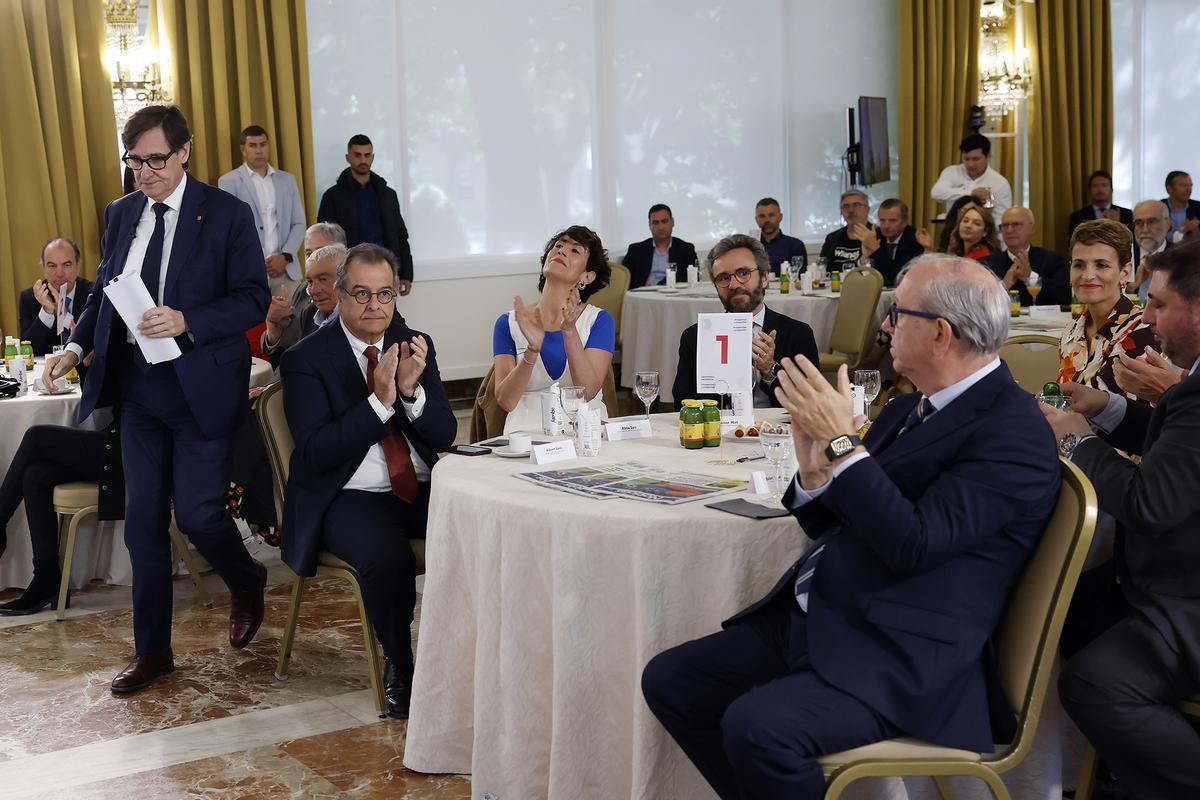 Desayuno informativo con Salvador Illa en Pamplona organizado por Diario de Noticias y EL PERIÓDICO. En la imagen, Salvador Illa se dirige al estrado en presencia, entre otros, de Albert Sáez, director de El Periódico de Catalunya; la ministra Elma Saiz, y Aitor Moll, consejero delegado de Prensa Ibérica.