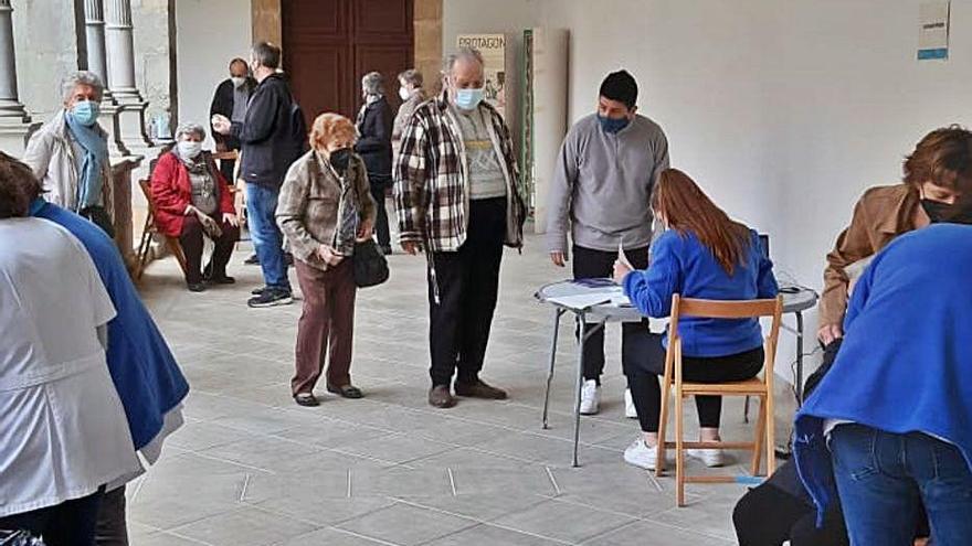 Vacunació al monestir de Sant Esteve de Banyoles, ahir.