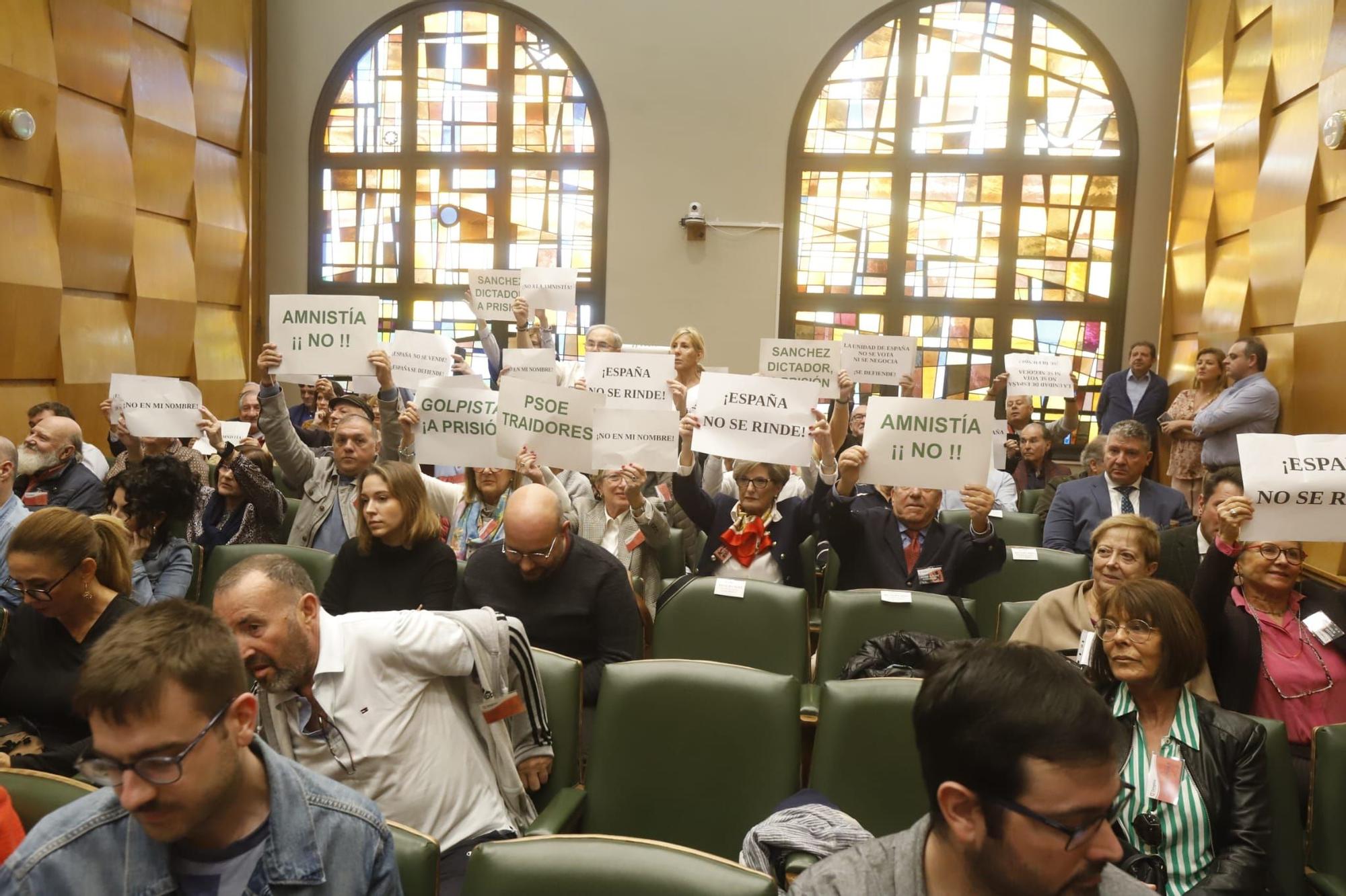 Pleno en el Ayuntamiento de Zaragoza con protesta contra la Ley de Amnistía y Pedro Sánchez