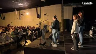 Más de 200 jóvenes diseccionan toda la costa de Sagunt