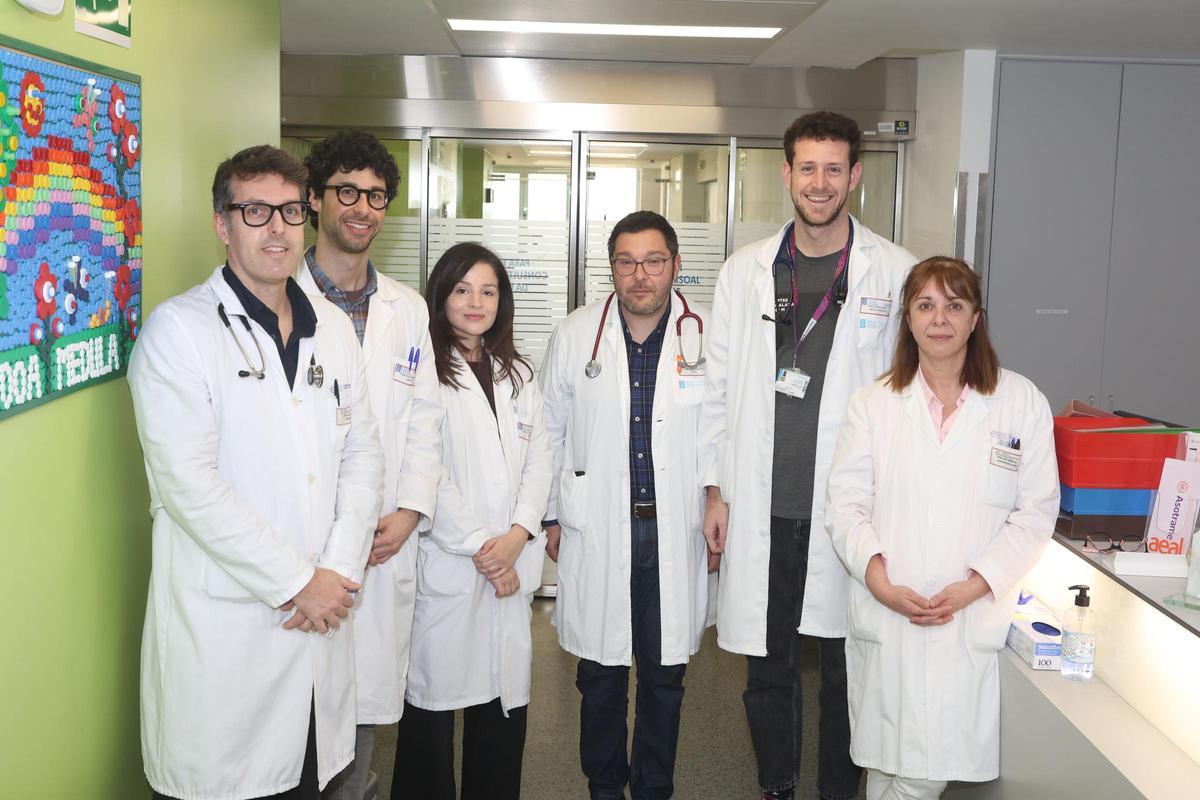 De izqda. a dcha: los doctores Noriega, Peleteiro, Torrado, Vázquez y García; y Maribel Rodríguez, supervisora del Servicio de Hematología del Chuac.