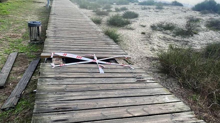 Tablones de madera levantados o con deficiencias de anclaje en el paseo de Rodeira. |   // G.NÚÑEZ