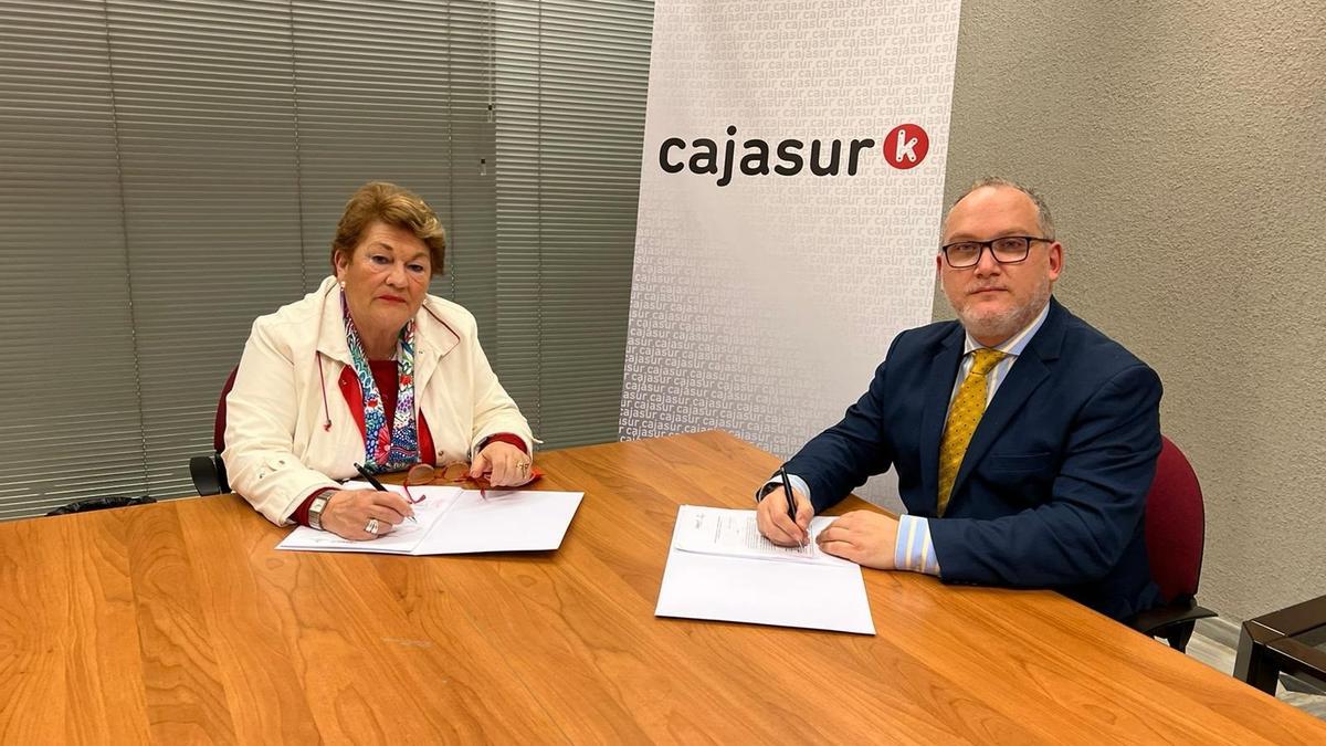 Olga Caballero y Alberto Castro, durante la firma del convenio.