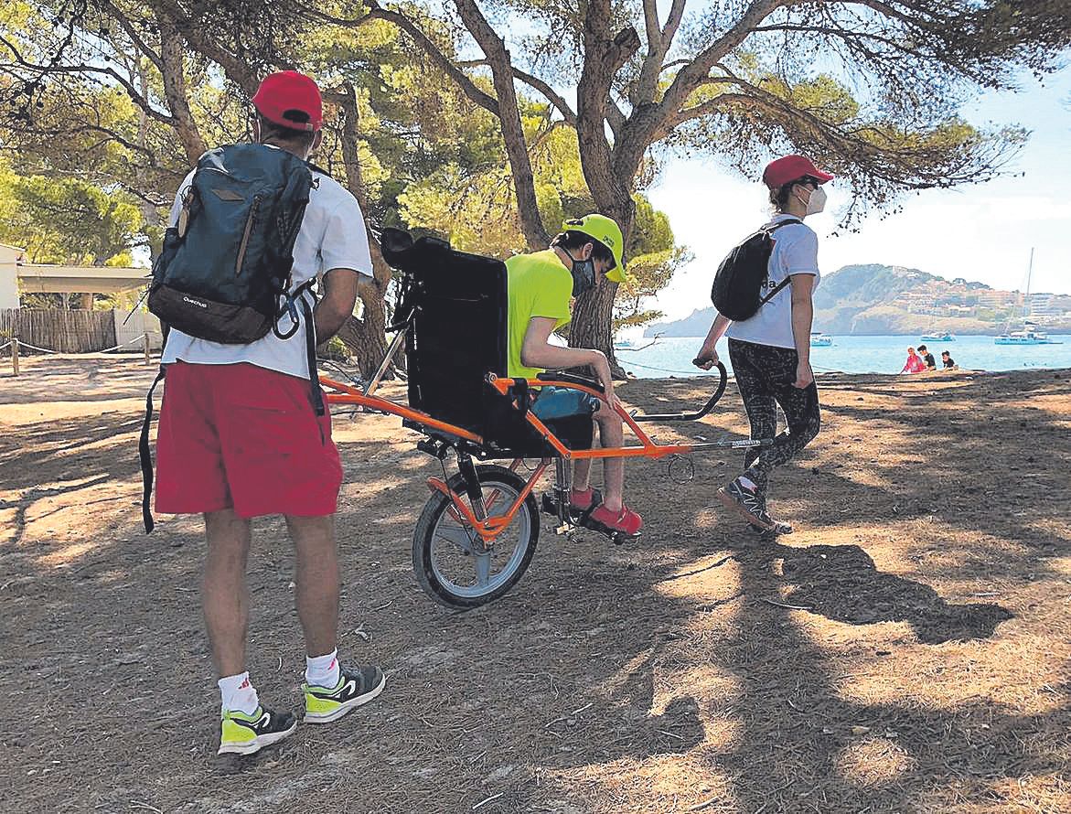 Voluntarios de Cruz Roja acercando a personas a la naturaleza con las sillas Joulette.