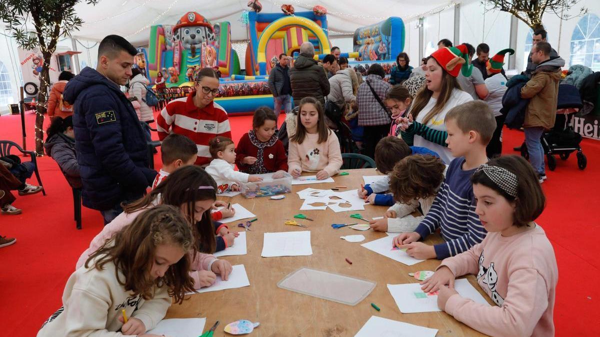 Un taller de dibujo en la Carpa de Navidad de Piedras Blancas