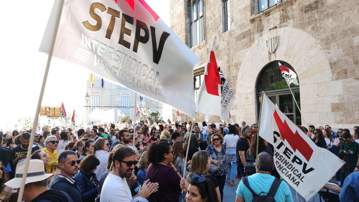 Los docentes se concentraron ante el Palau de la Generalitat. | LEVANTE-EMV