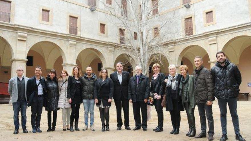 El govern en ple de Convergència Democràtica i Esquerra Republicana, ahir al claustre del museu