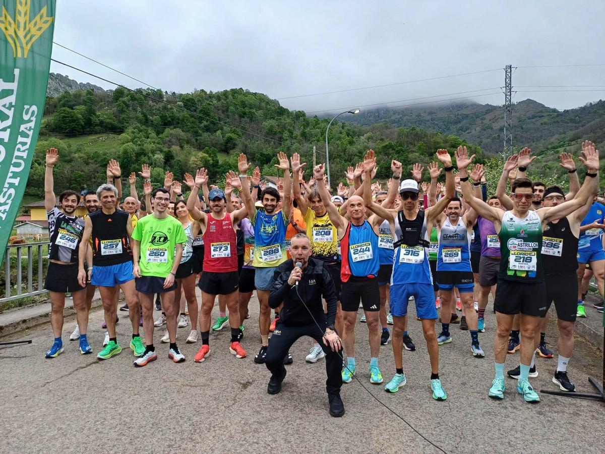 La salida de una de las carreras celebradas este fin de semana en Llorío, con Héctor Moro de animador de la prueba.