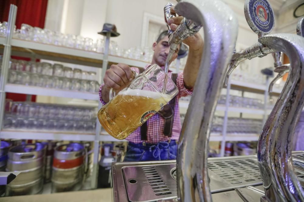 La Oktoberfest celebra su traslado al Pueblo Español