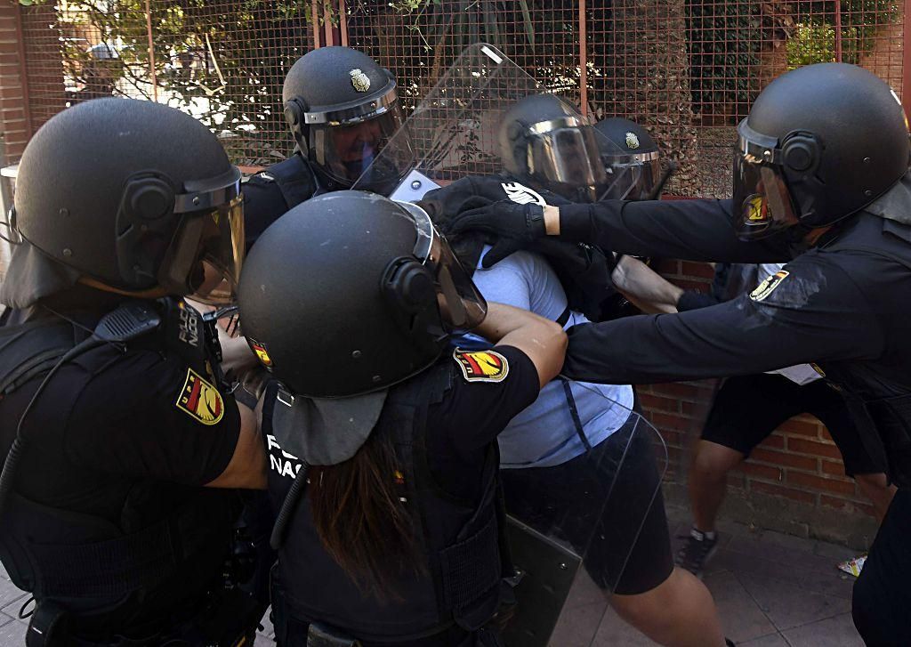 Todas las imágenes de la protesta por la Ebau y las cargas policiales junto a la Consejería de Educación