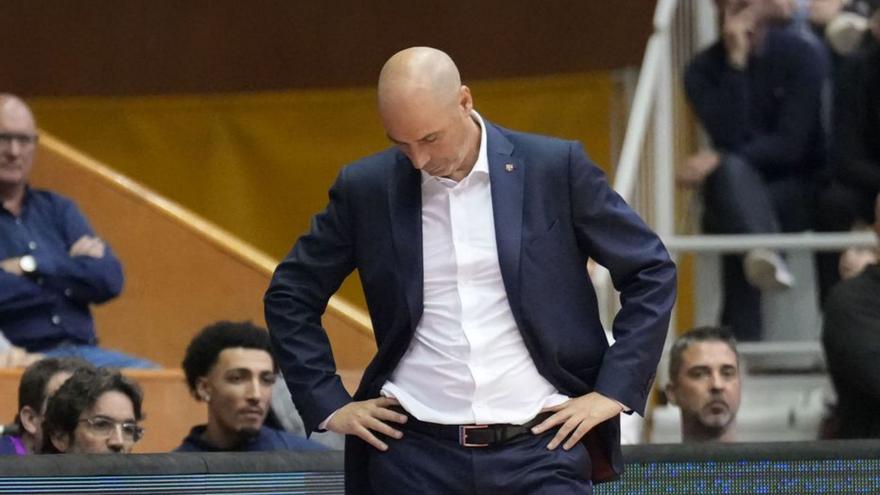 Peñarroya, abatido durante el partido en Girona. | Efe