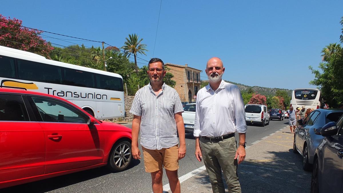 Los socialistas Joan Ferrer y Jaume Mateu, en la carretera del desvío de Sóller.