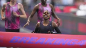 Faith Kipyegon, llegando a meta tras intentar ser la primera mujer en correr la milla en menos de cuatro minutos en el reto Breaking4