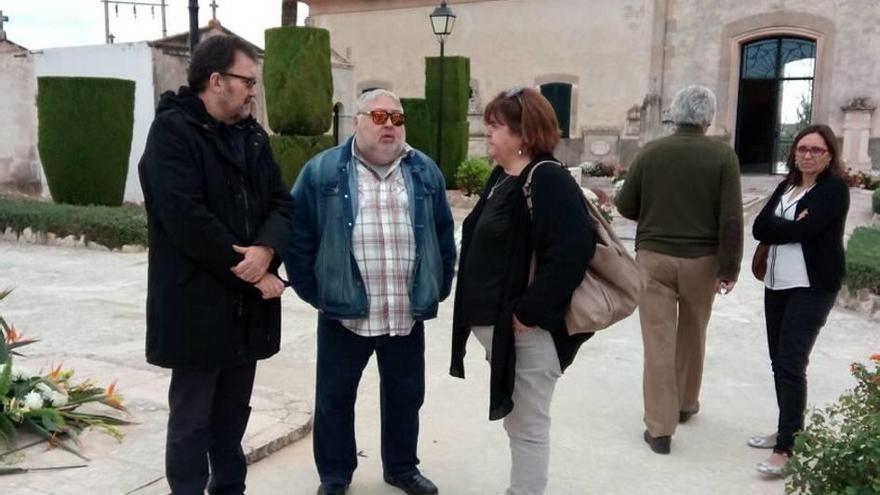 Huertas acudió ayer a visitar la fosa del cementerio de Porreres.