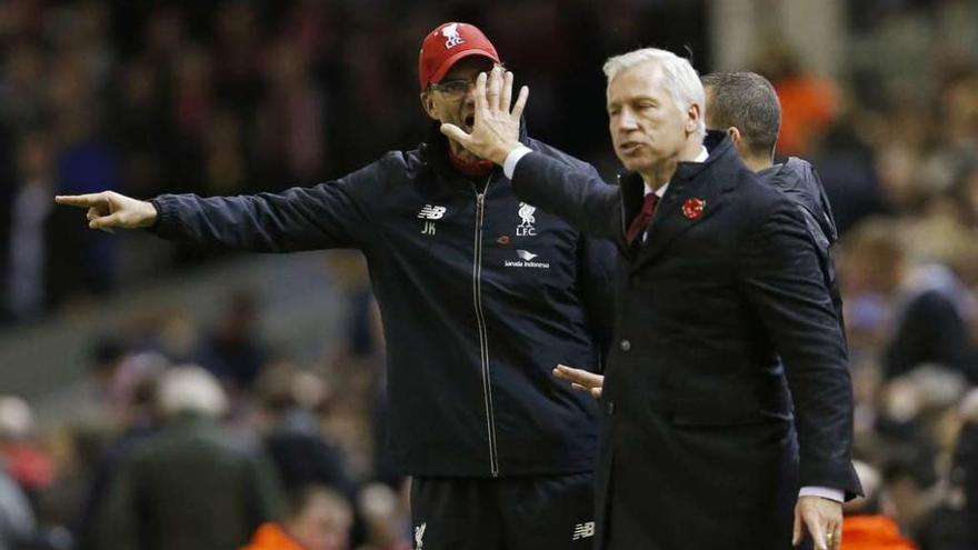 El técnico del Crystal Palace, Alan Pardew, discute con su homólogo del Liverpool, Jürgen Klopp, ayer, en Anfield. // Lee Smith