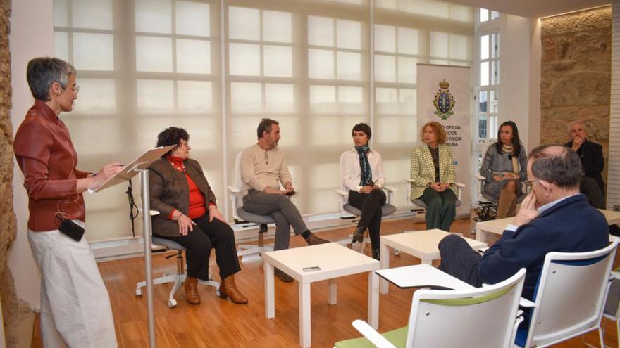 María Mayán (izquierda), investigadora jefa de grupo del Inibic coruñés e impulsora de la jornada, junto a parte de los ponentes, ayer, en la sede del Colegio de Médicos de A Coruña.  | // CEDIDA