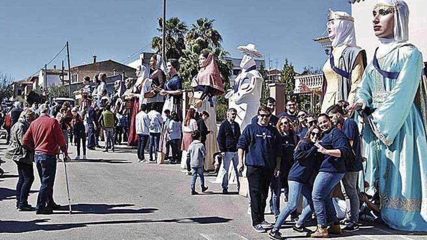 Las diferentes &#039;colles&#039; se congregaron a las 10.30 en la calle dels Vinyaters.