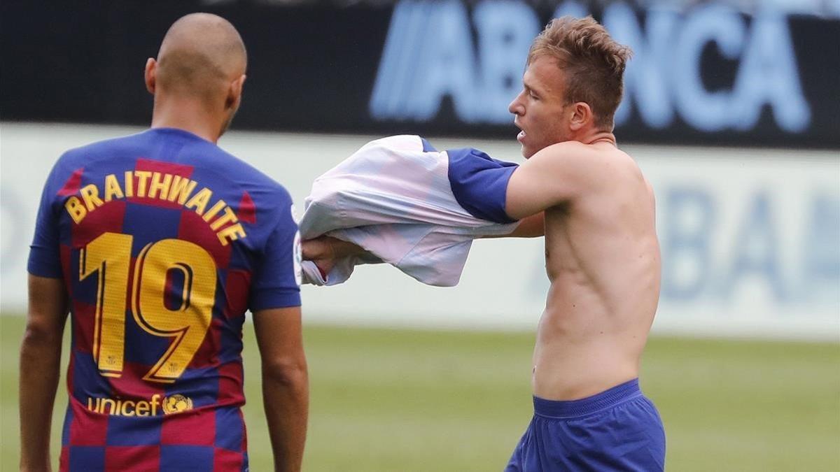 Arthur, quitándose la camiseta azulgrana tras el partido ante el Celta.