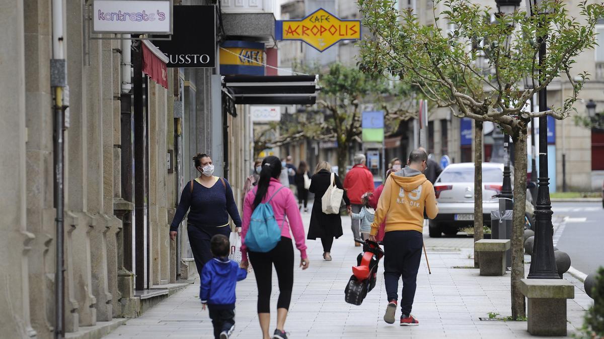 Varias personas caminan por una calle.