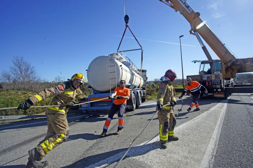 Xoc frontal entre un camió i un cotxe a Cornellà