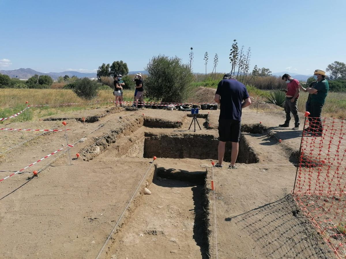 Excavando tan sólo 30  o 40 centímetros se accede a la antigua ciudad fenicia, muy bien conservada