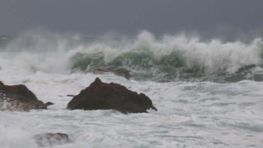 Una onada al costat de l&#039;espigó de l&#039;Estartit, aquest diumenge |
