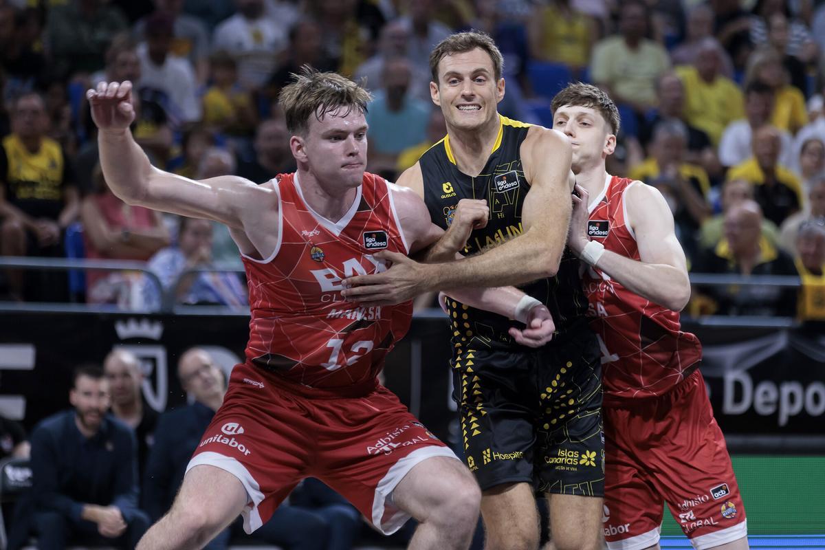 Abromaitis, en el centro, lucha por un rebote.