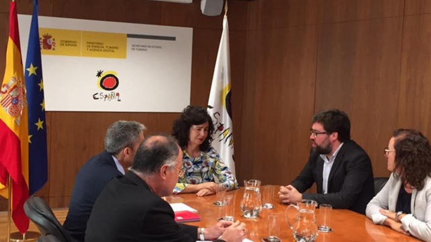 Antoni Noguera y Matilde Asián, durante la reunión de este lunes en Madrid.