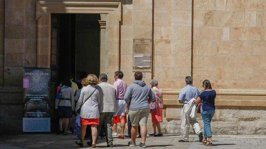 Un grupo de turistas se dispone a entrar a la Catedral.